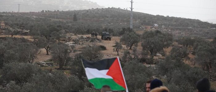 Palestinere protesterer mot mot bygging av ny koloni i Beita utenfor Nablus på Vestbredden, 4. februar 2022. [Issam Rimawi - Anadolu Agency]