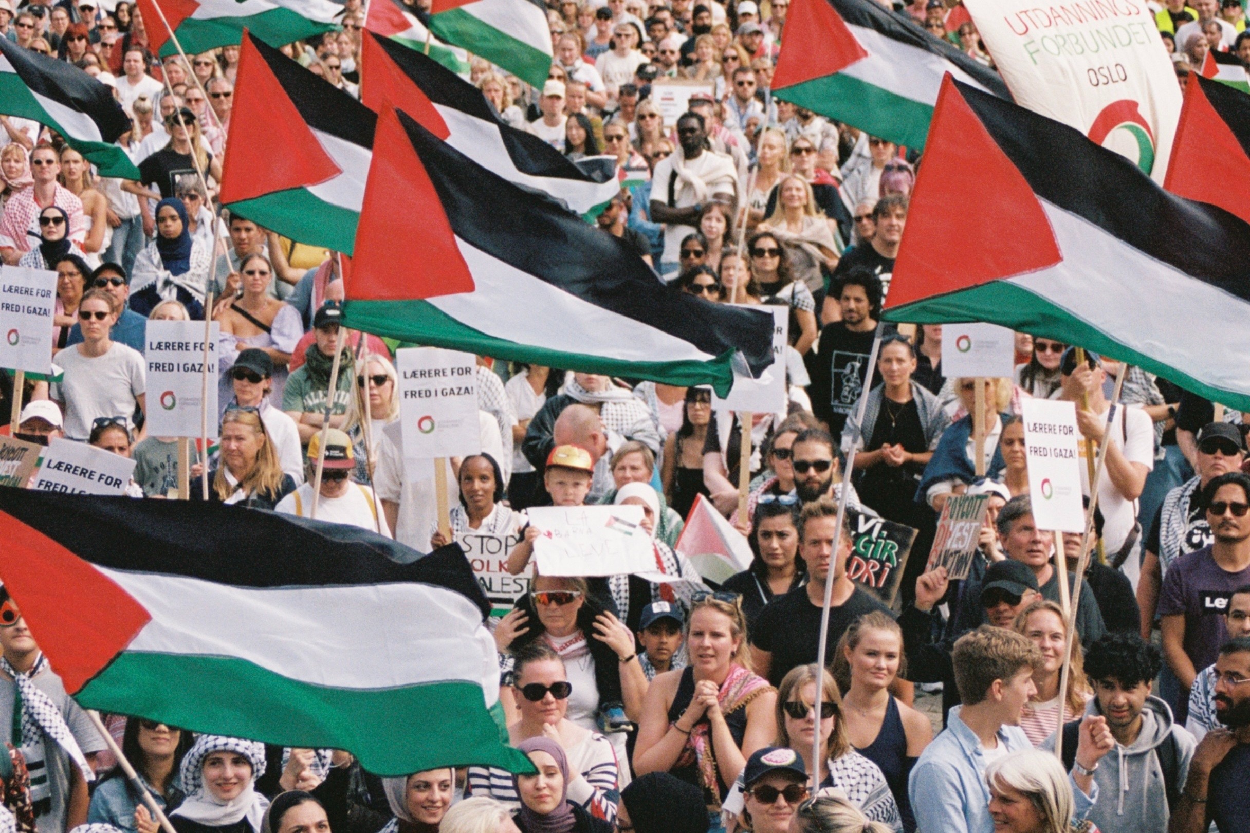 Demonstrasjon med palestinske flagg.