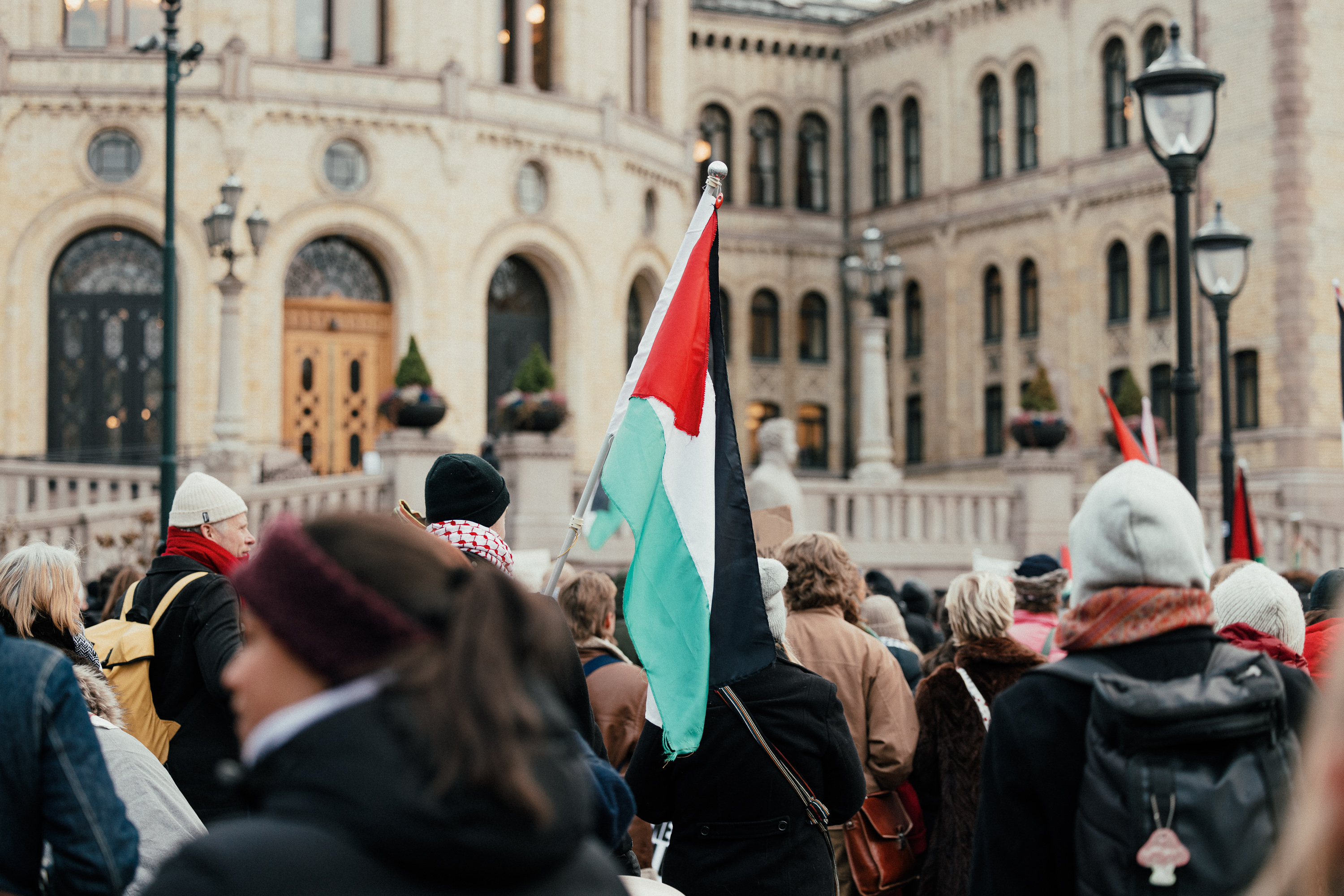 Palestinsk flagg foran Stortinget.