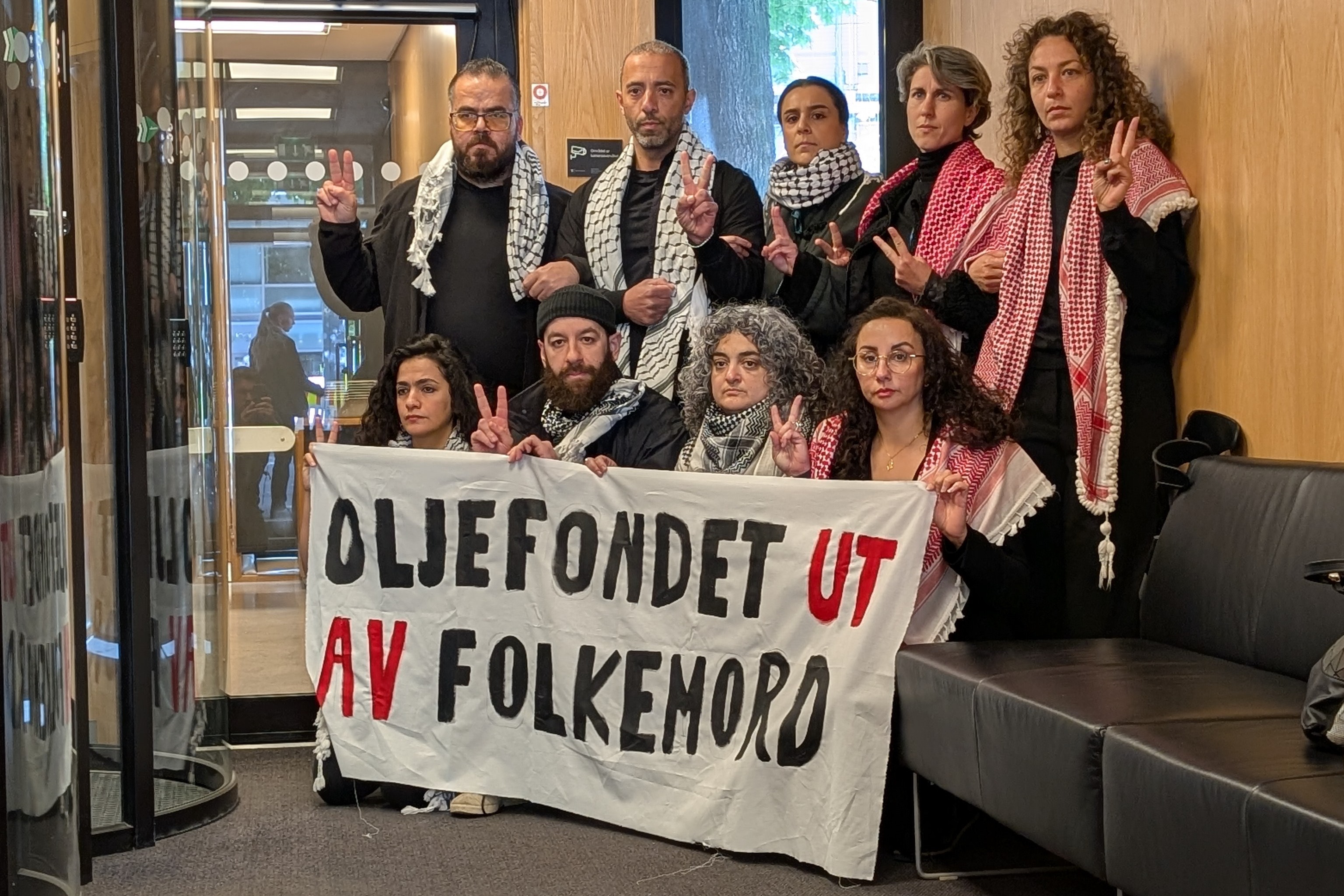Palestinere inne i Finansdepartementet med banner "Oljefondet ut av folkemord".