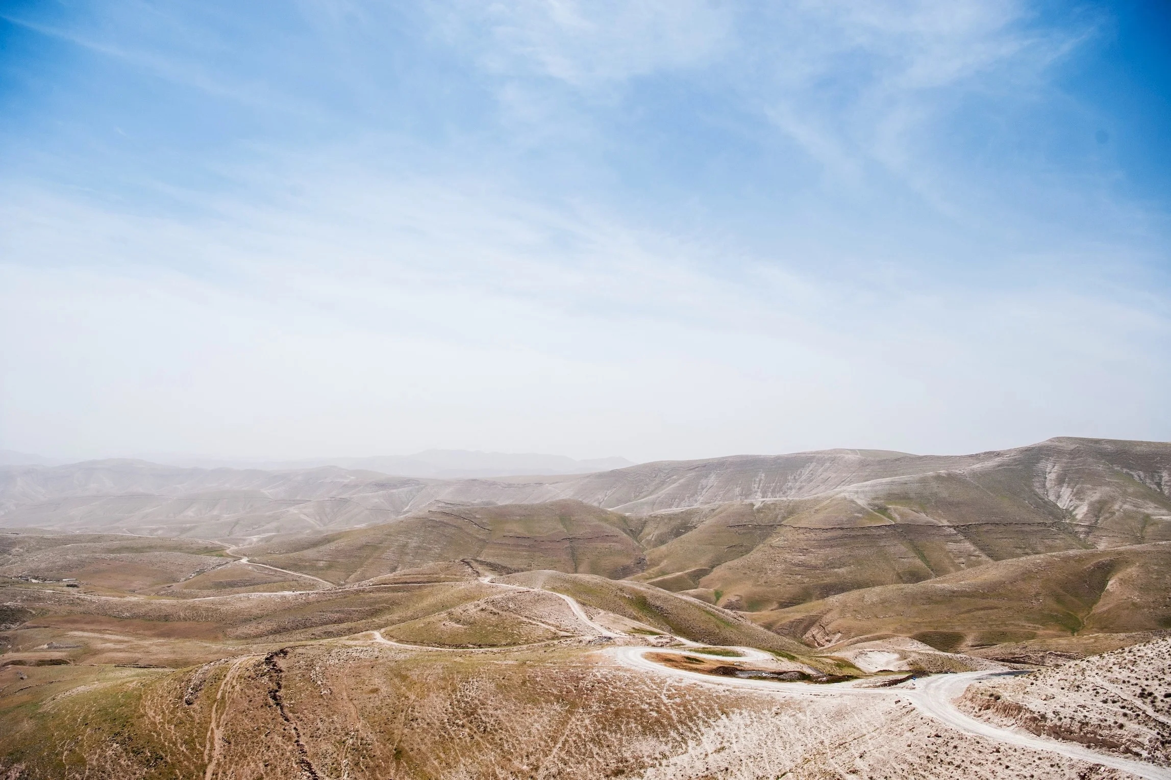 åser og veier mot en hvit og blå himmel på Vestbredden i Palestina